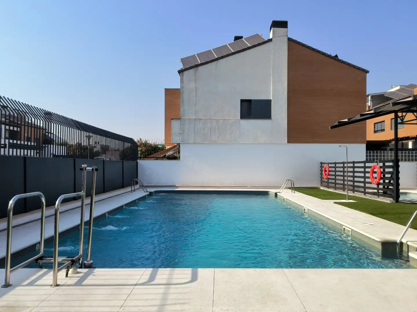 Piscina de Casa adosada en venda en Sevilla amb Aire condicionat, Calefacció i Terrassa