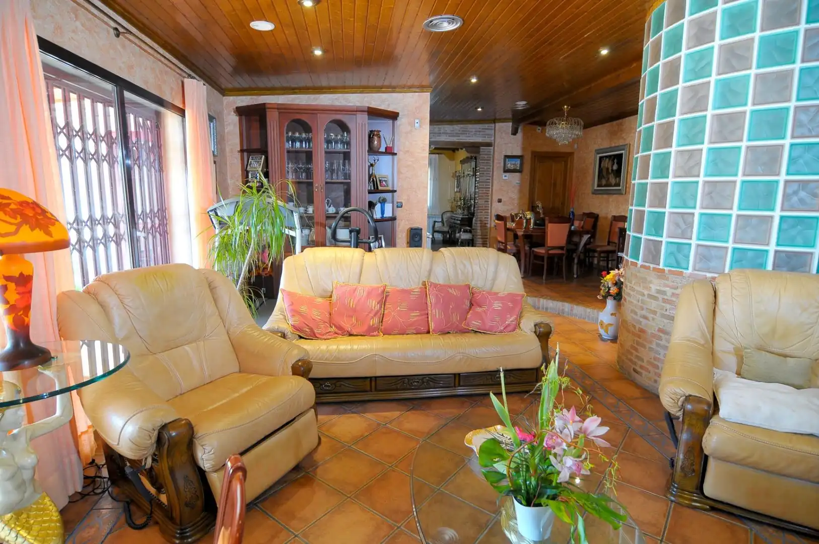 Sala d'estar de Casa o xalet en venda en Valdepeñas amb Terrassa, Piscina i Moblat