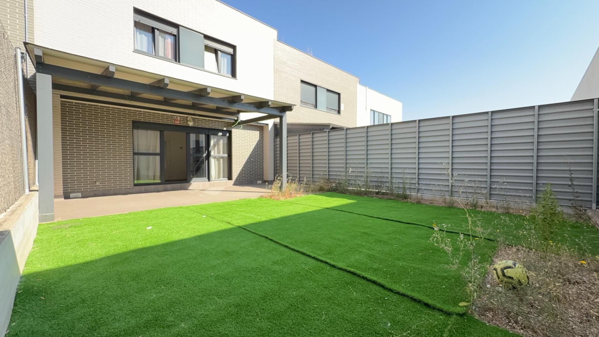 Single-family semi-detached to rent in Las Cañas