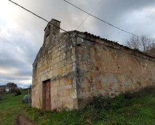 Vista exterior de Casa adosada en venda en Castañeda amb Jardí privat