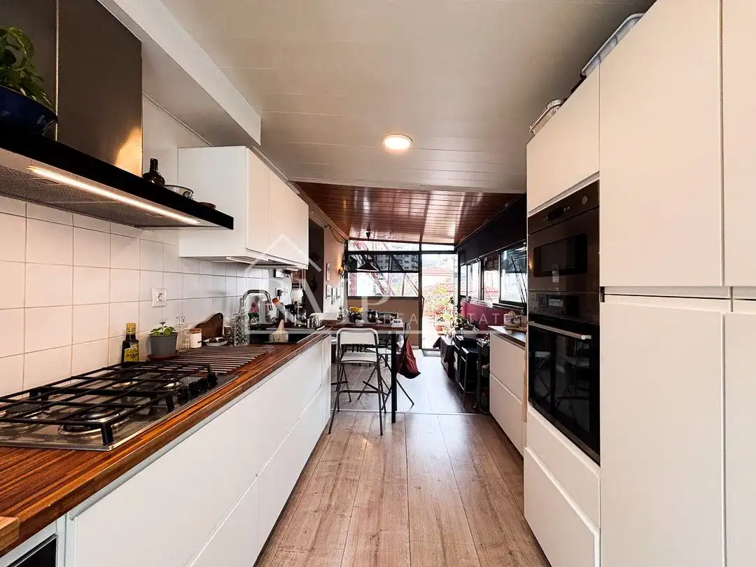 Küche von Dachboden zum Verkauf in Barcelona mit Heizung, Terrasse und Abstellraum