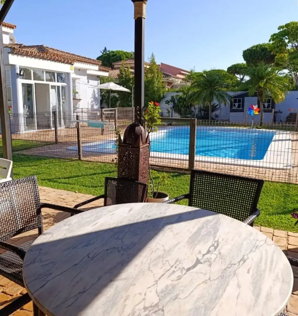 Piscina de Casa o xalet en venda en Chiclana de la Frontera amb Aire condicionat, Jardí privat i Traster