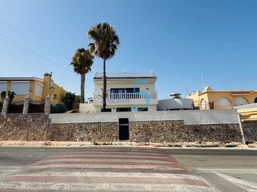 Casa con balcón en venta en Orihuela Costa