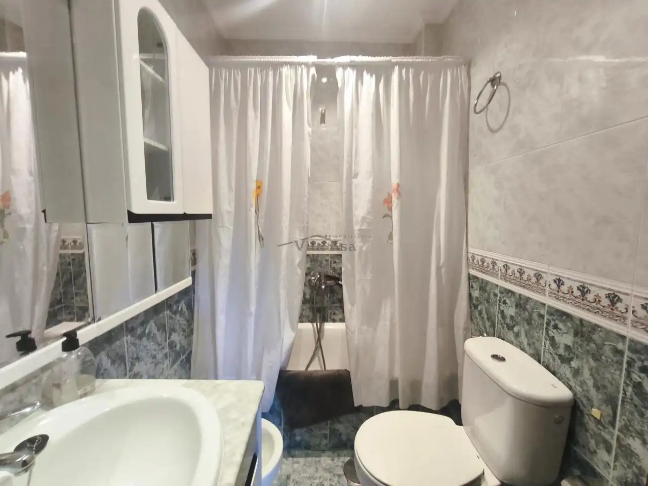 Baño de Piso de alquiler en Ourense Capital  con Calefacción, Parquet y Amueblado