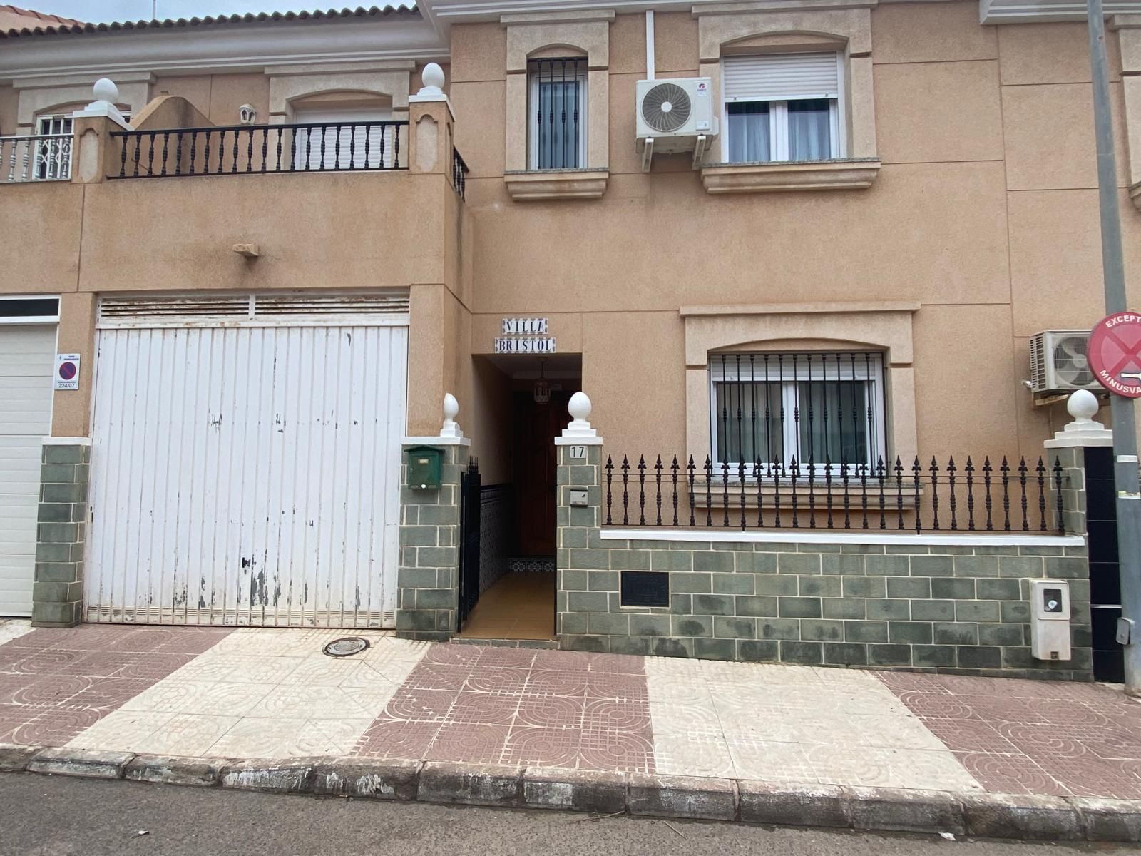 Vista exterior de Casa adosada en venda en Roquetas de Mar amb Terrassa i Moblat