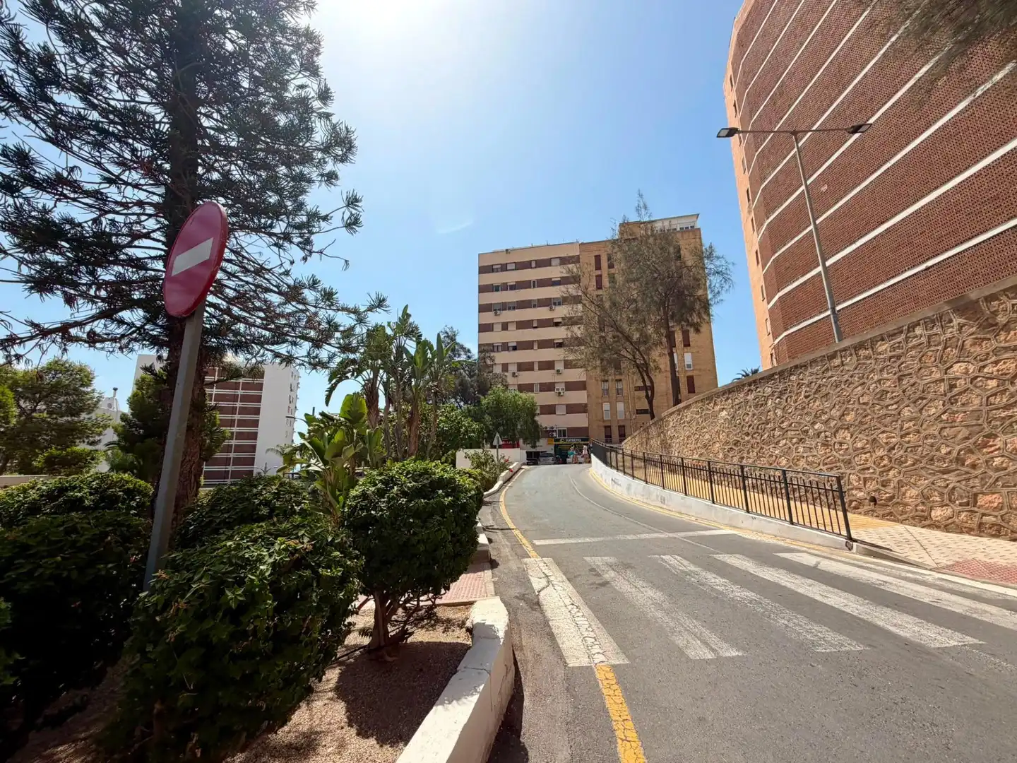 Vista exterior de Pis en venda en Roquetas de Mar amb Aire condicionat, Terrassa i Moblat