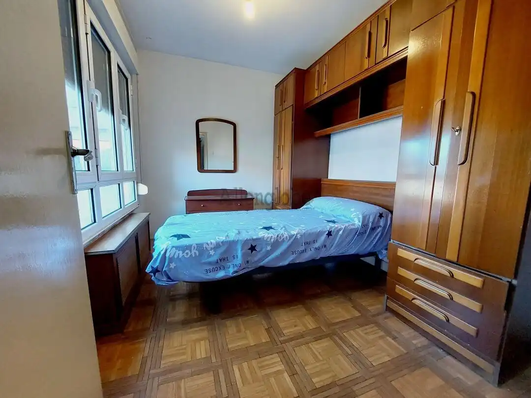Habitación de Piso en venta en Oviedo  con Calefacción