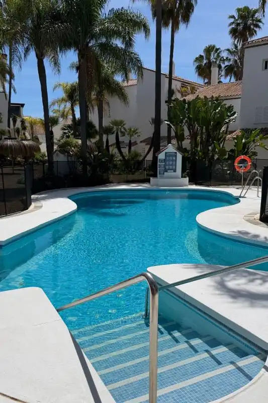 Schwimmbecken von Wohnung zum Verkauf in Marbella mit Klimaanlage, Heizung und Schwimmbad