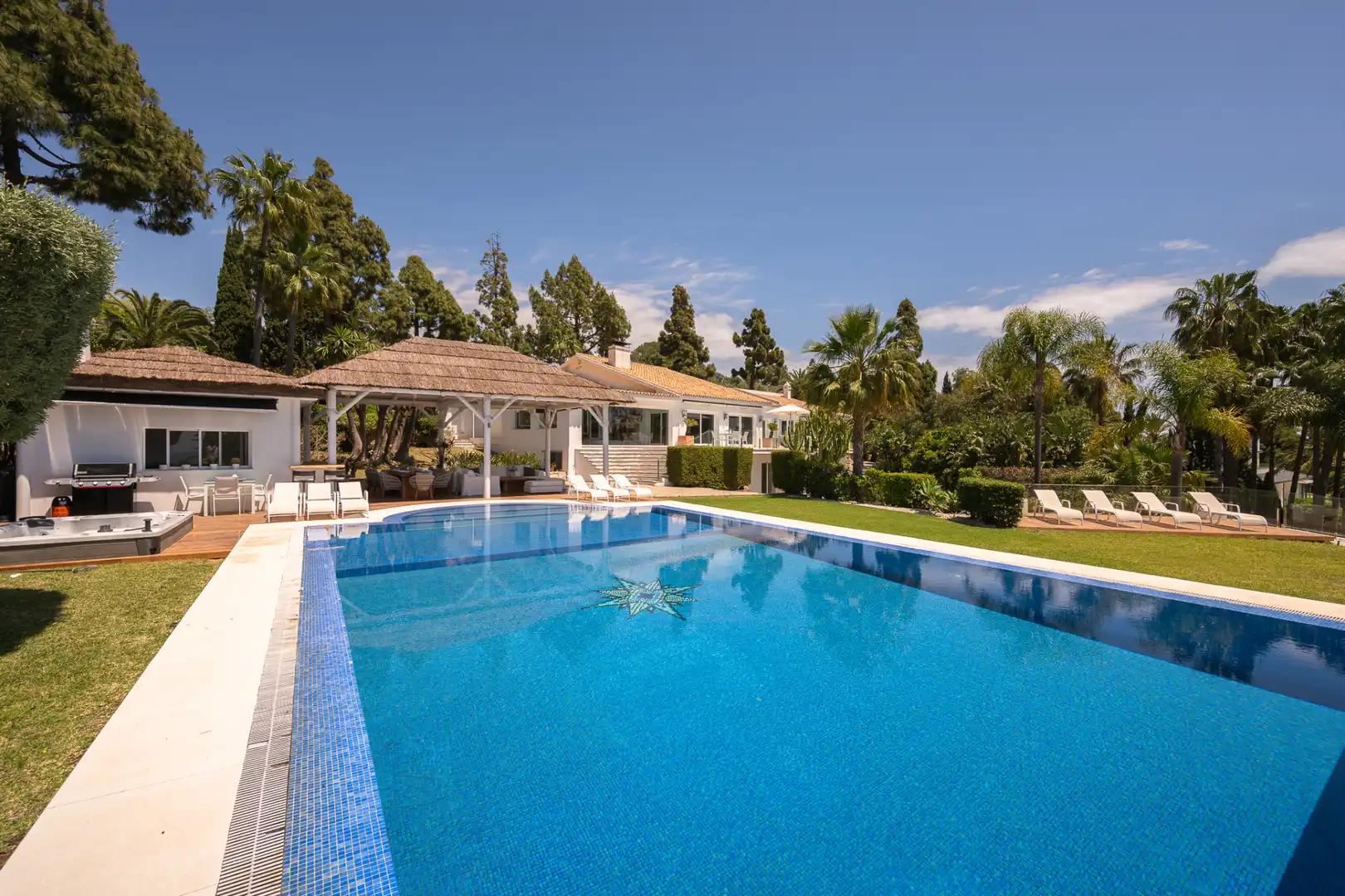 Schwimmbecken von Haus oder Chalet zum Verkauf in Marbella mit Klimaanlage, Privatgarten und Terrasse