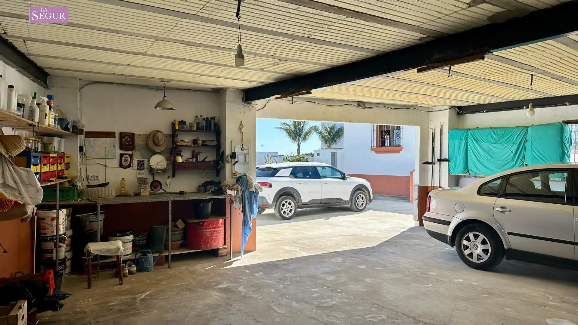 Aparcament de Casa o xalet en venda en Conil de la Frontera amb Jardí privat, Terrassa i Piscina
