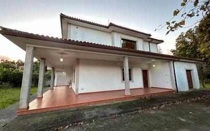 Vista exterior de Casa o xalet en venda en Touro amb Jardí privat, Parquet i Moblat