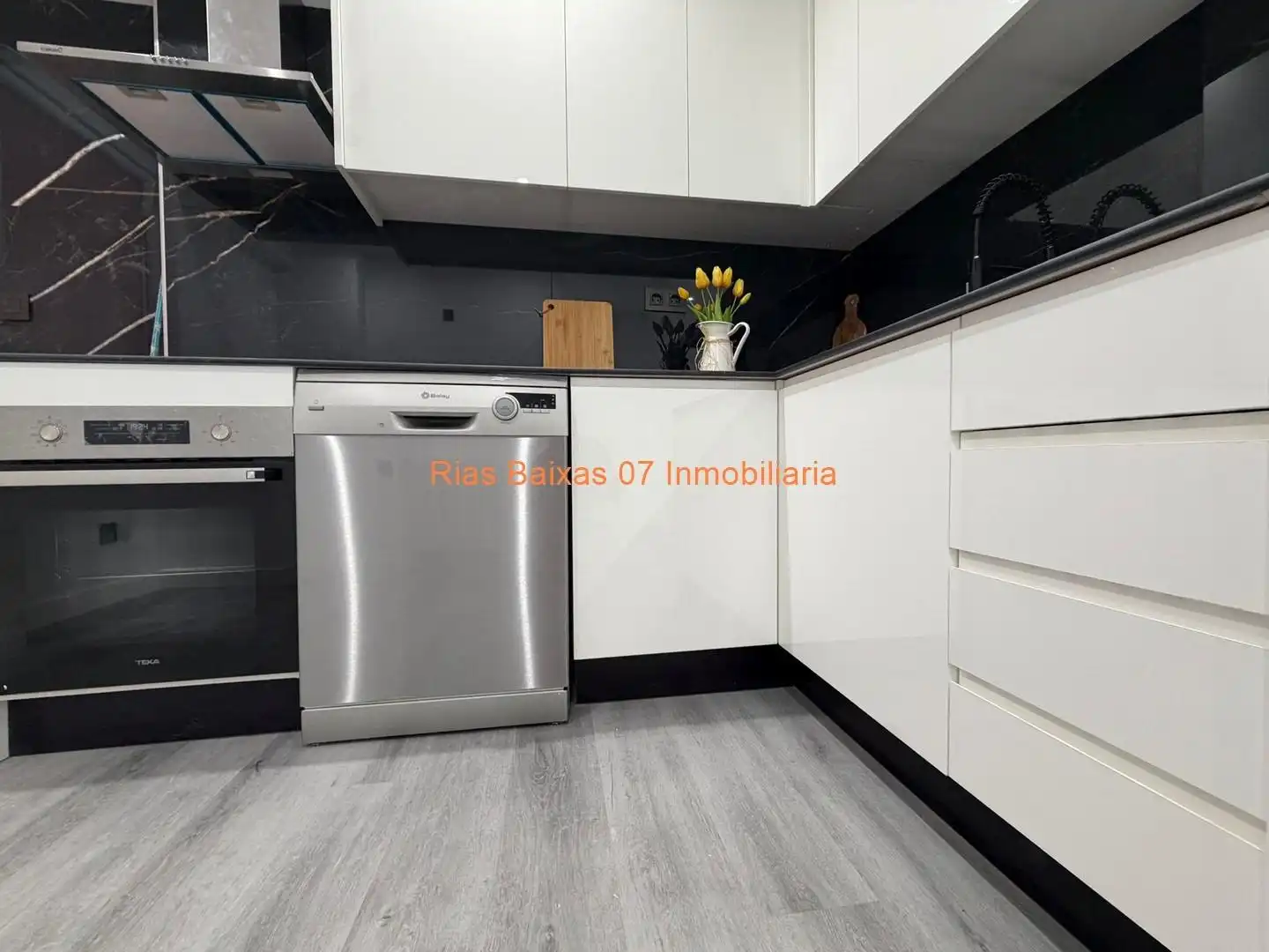 Cocina de Piso en venta en Vigo  con Calefacción, Terraza y Trastero