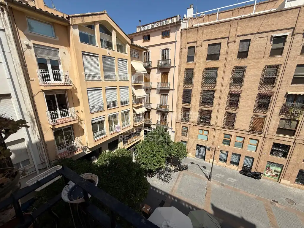 Vista exterior de Pis de lloguer en Valencia amb Balcó