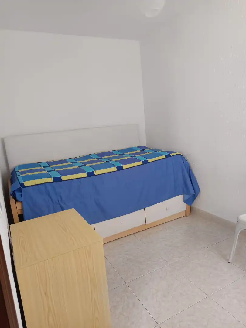 Habitación de Piso de alquiler en Huelva con Aire acondicionado, Amueblado y Horno