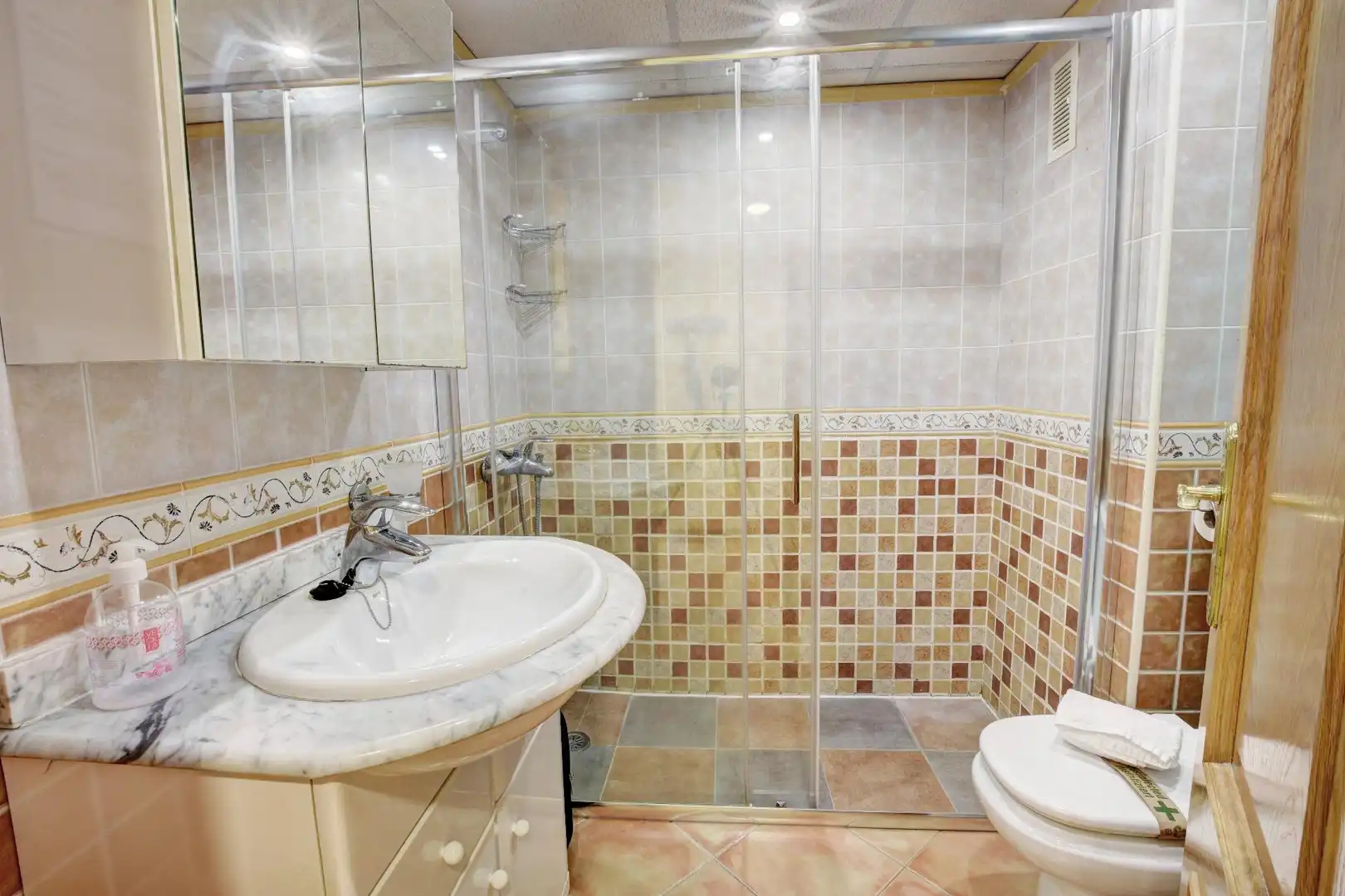 Bany de Apartament en venda en Benalmádena amb Aire condicionat, Terrassa i Piscina comunitària