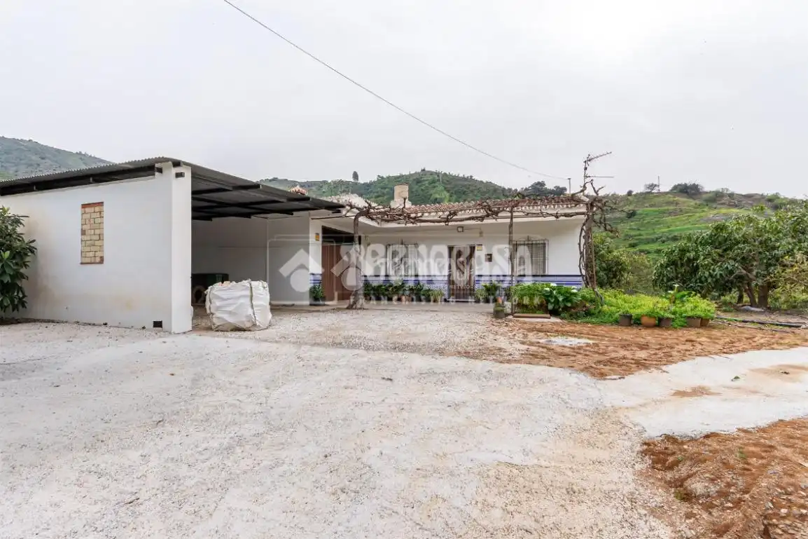 Casa rústica amb jardí en venda a Cútar, imagen 4