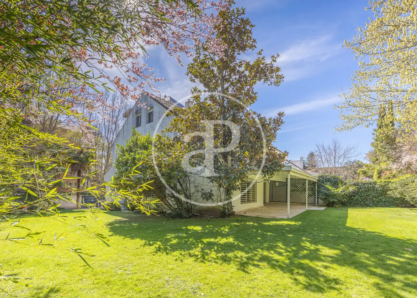 Garten von Einfamilien-Reihenhaus zum Verkauf in Madrid mit Klimaanlage, Heizung und Privatgarten