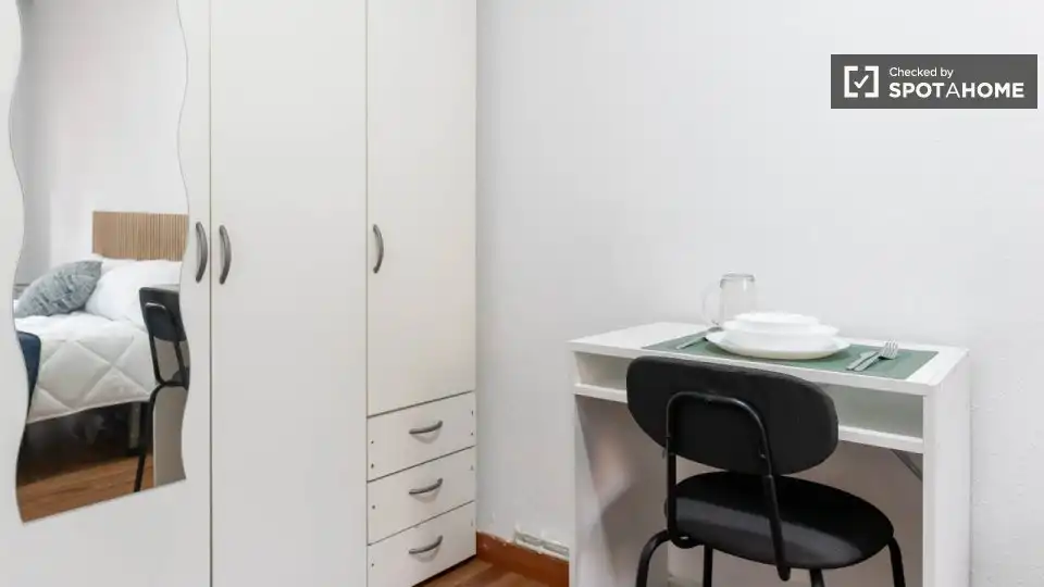 Bedroom of Flat for rent in Madrid  with Air Conditioner, Heating and Furnished