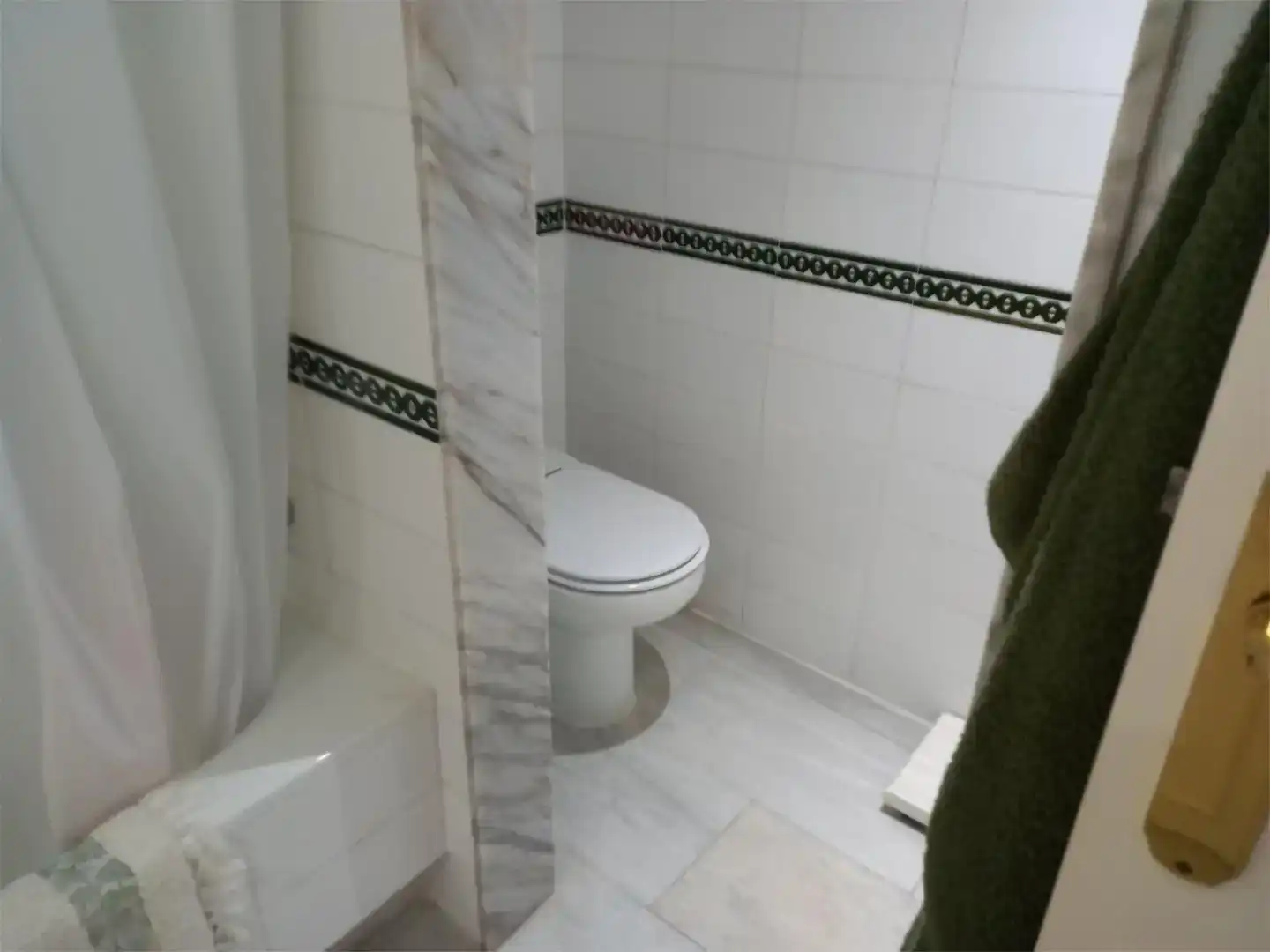 Bany de Pis en venda en Estepona amb Aire condicionat, Jardí privat i Piscina