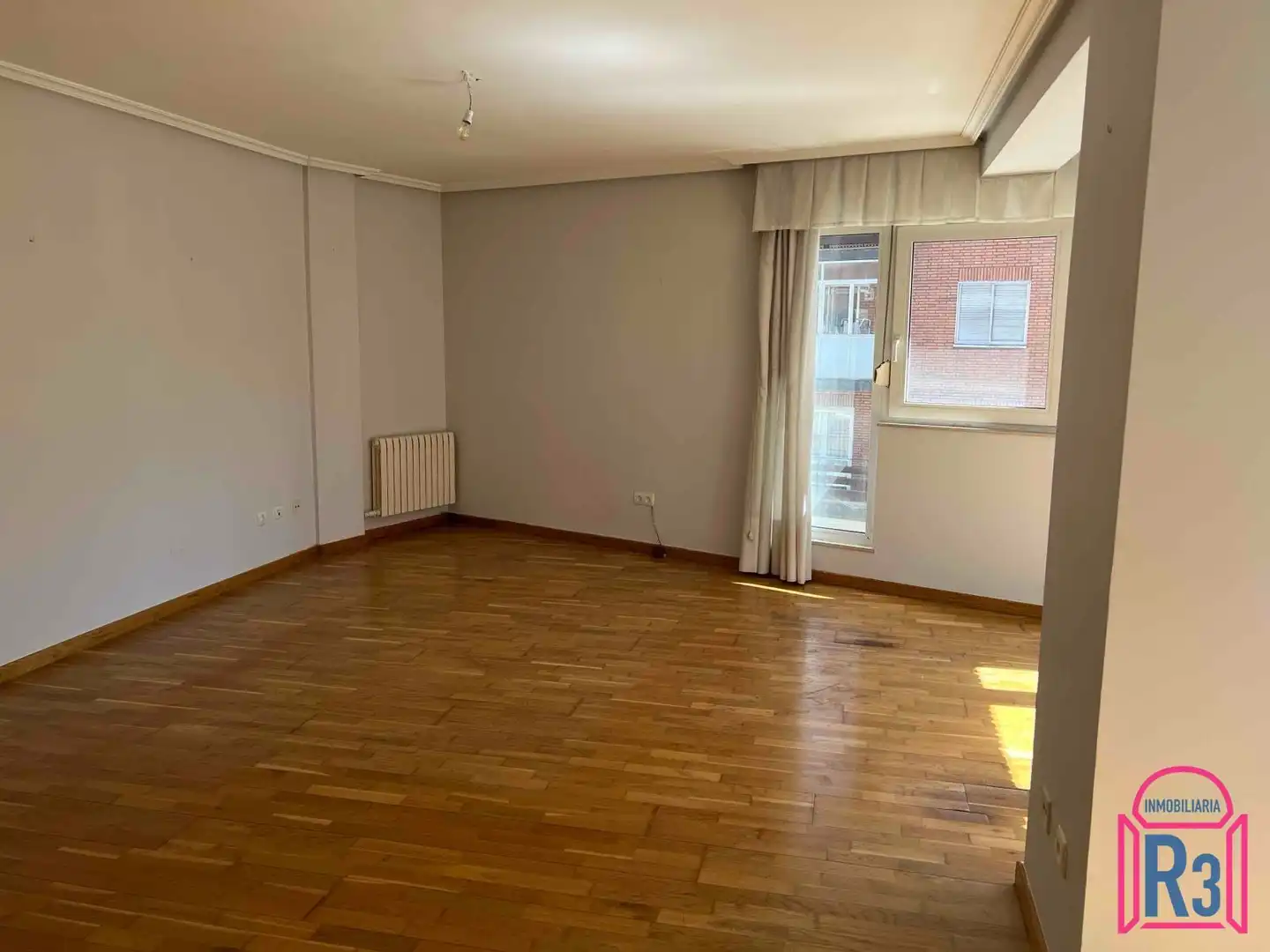 Sala d'estar de Pis en venda en León Capital  amb Calefacció, Terrassa i Traster