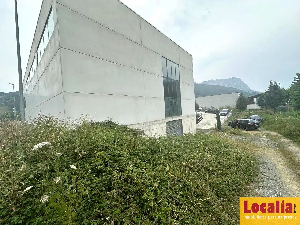 Außenansicht von Fabrikhallen zum Verkauf in Ramales de la Victoria