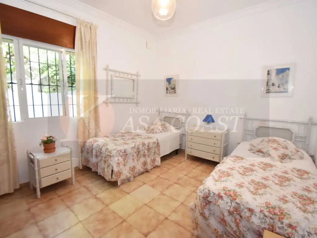 Dormitori de Pis en venda en Fuengirola amb Aire condicionat, Jardí privat i Piscina comunitària