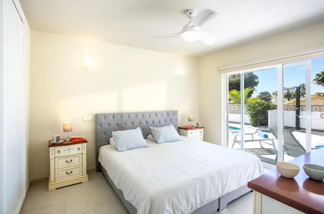 Dormitori de Casa o xalet en venda en Mijas amb Aire condicionat, Jardí privat i Terrassa