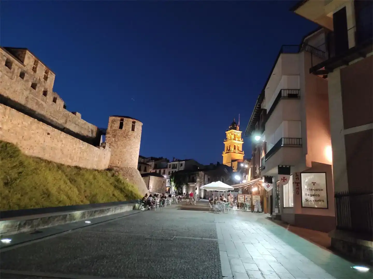 Vista exterior de Casa o xalet en venda en Ponferrada amb Parquet, TV i Balcó