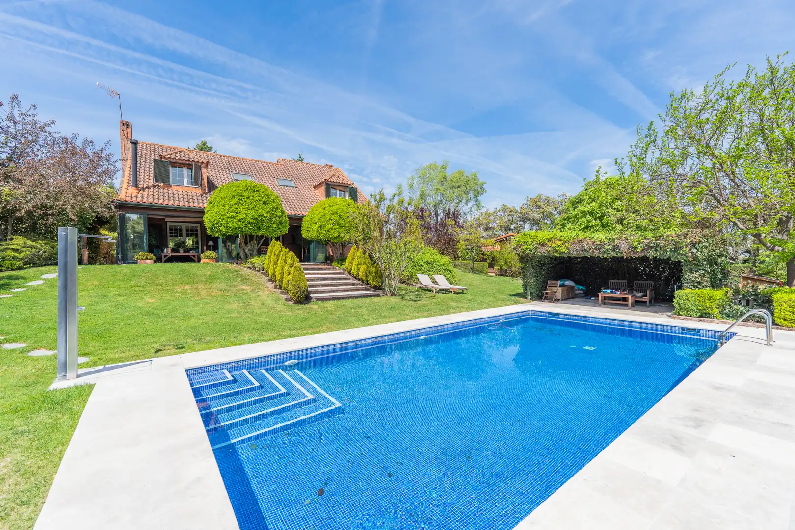 Swimming pool of Houses for sale in Madrid  with Air Conditioner, Private garden and Swimming Pool