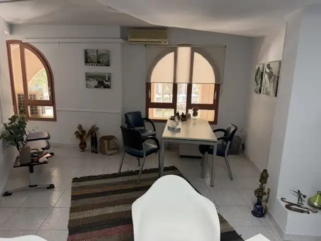 Esszimmer von Büro zum Verkauf in Girona mit Klimaanlage und Heizung