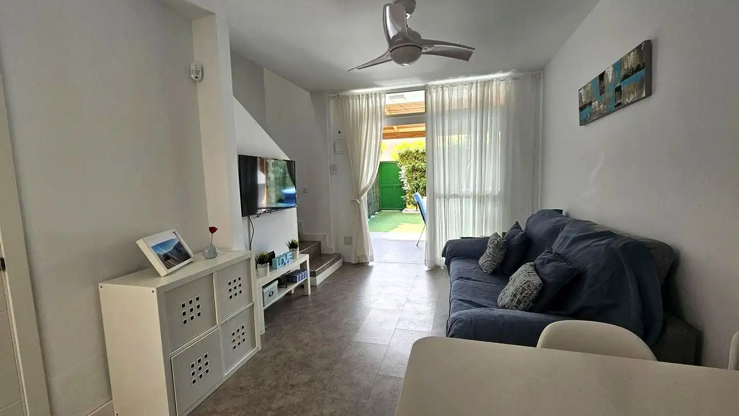 Sala de estar de Dúplex de alquiler en San Bartolomé de Tirajana con Aire acondicionado, Jardín privado y Terraza