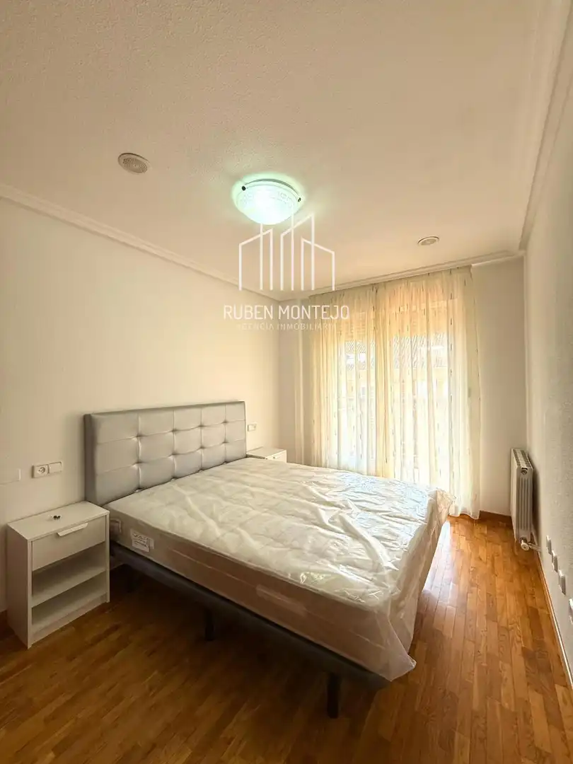 Bedroom of Flat for rent in Salamanca  with Heating, Parquet flooring and Terrace