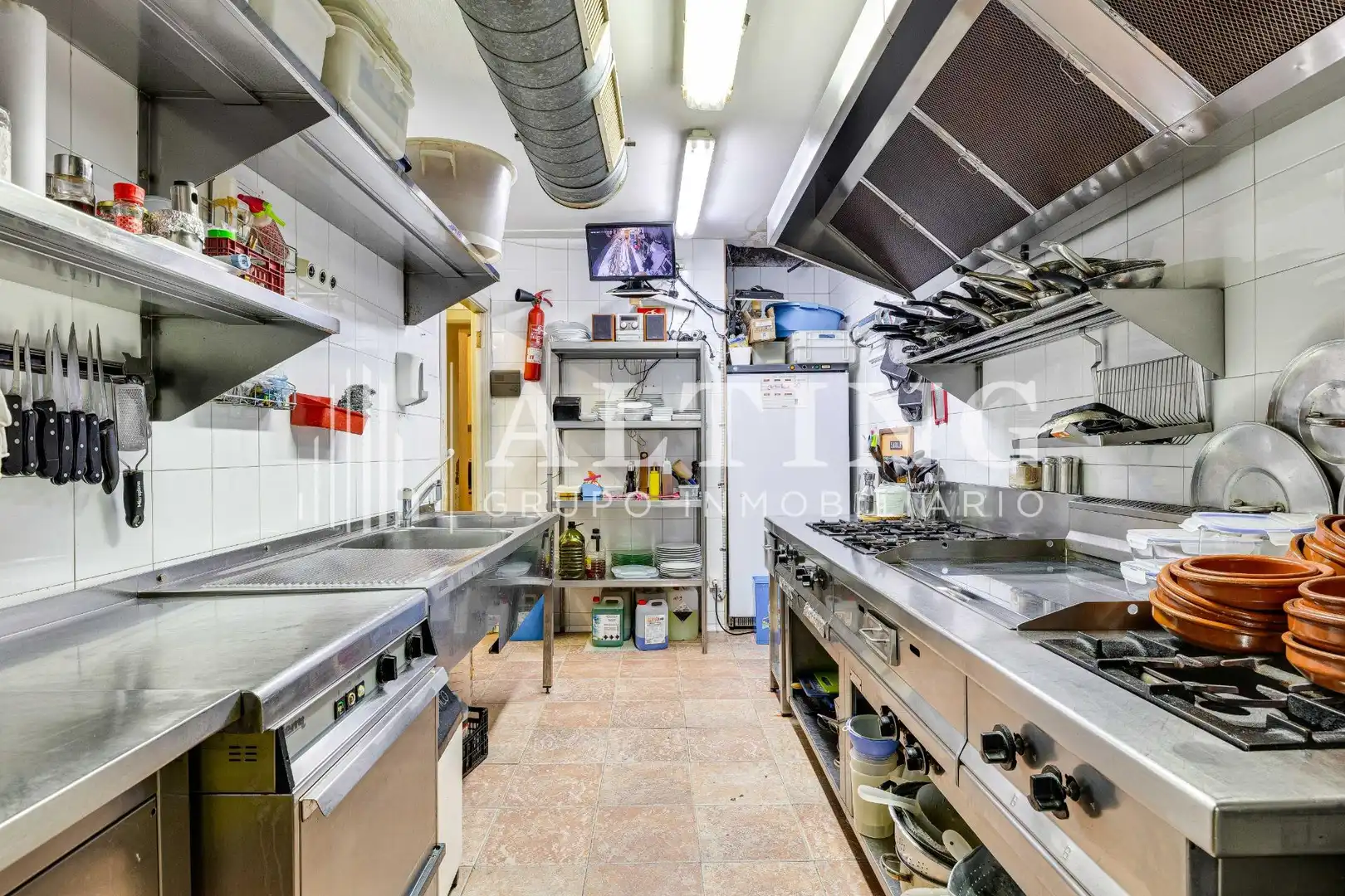Cuina de Local en venda en Barcelona amb Aire condicionat i Moblat