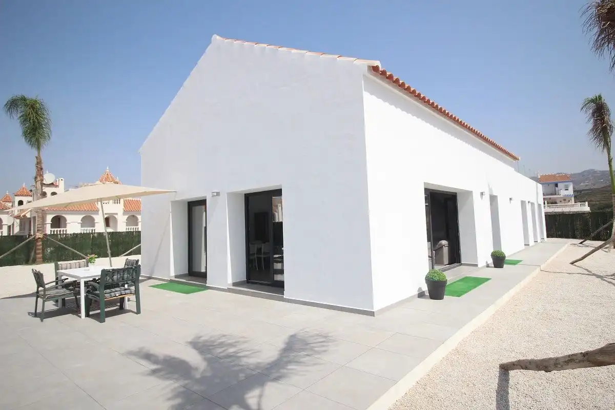 Vista exterior de Casa o xalet de lloguer en Vélez-Málaga amb Aire condicionat, Calefacció i Jardí privat
