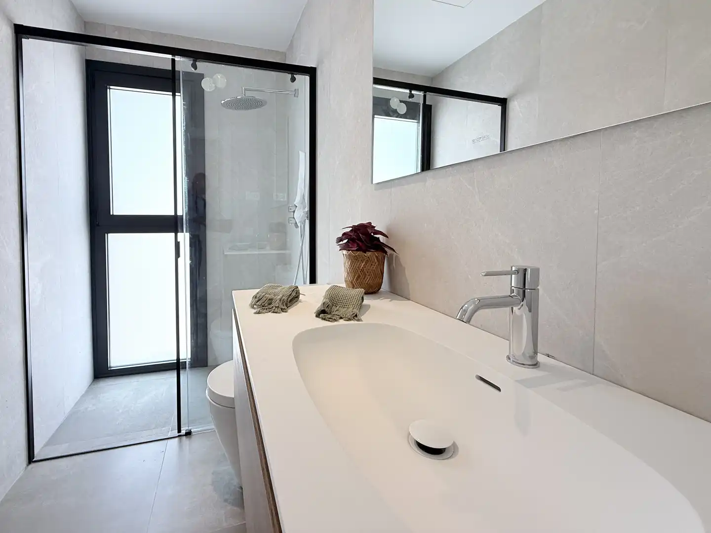 Badezimmer von Einfamilien-Reihenhaus zum Verkauf in Málaga mit Privatgarten, Balkon und Gemeinschaftspool