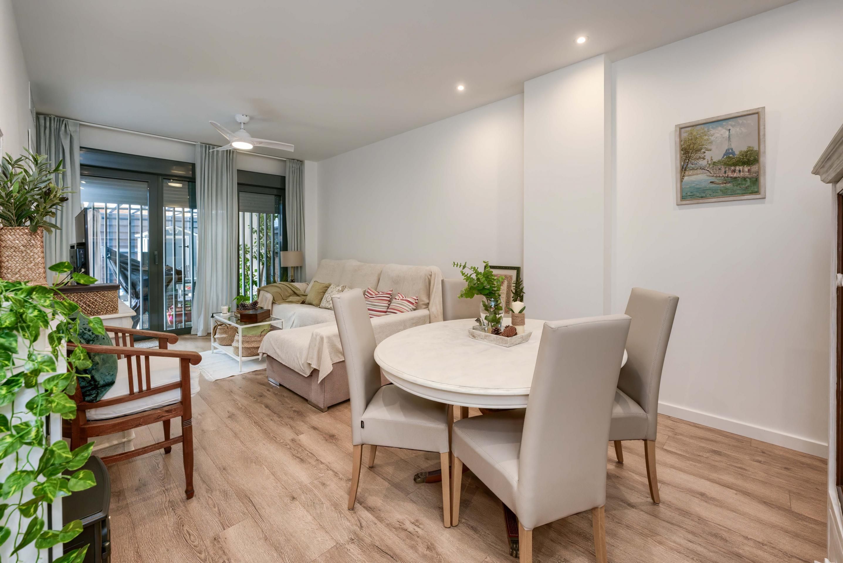 Menjador de Apartament en venda en  Sevilla Capital amb Aire condicionat, Jardí privat i Terrassa