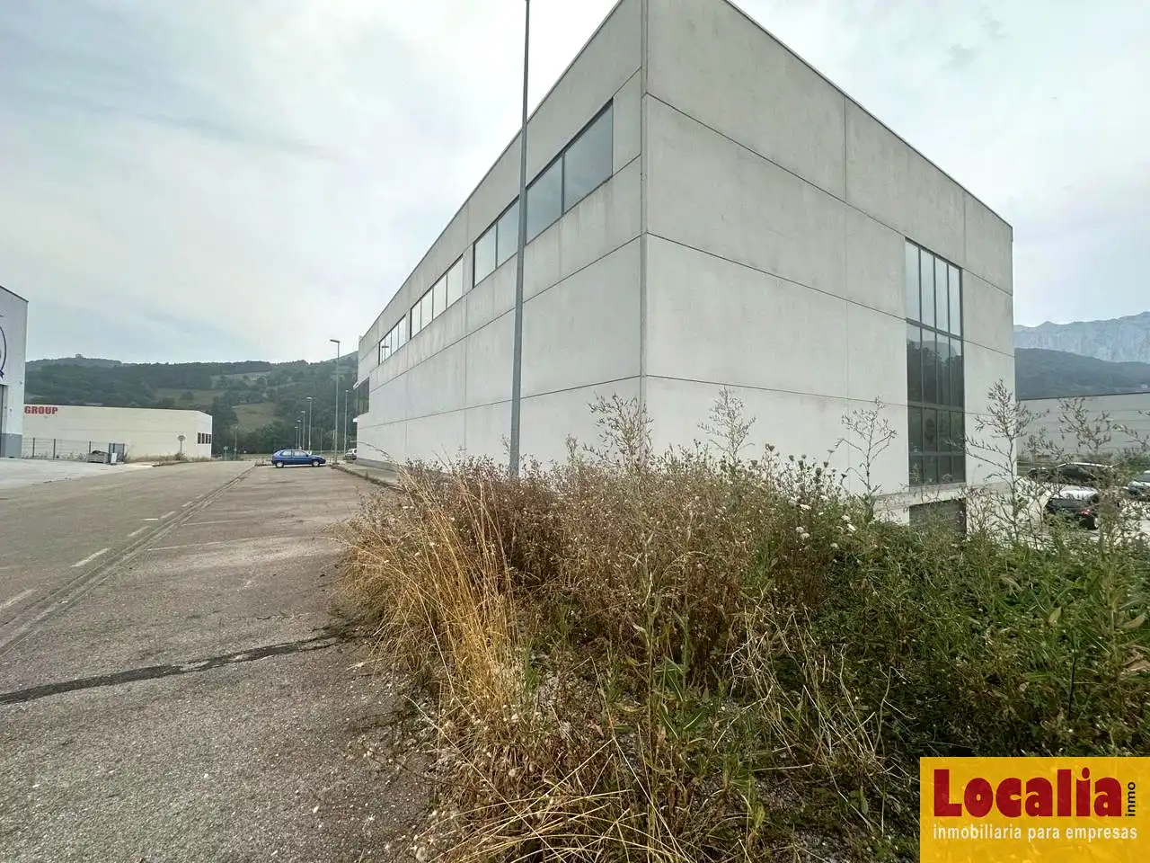 Außenansicht von Fabrikhallen zum Verkauf in Ramales de la Victoria