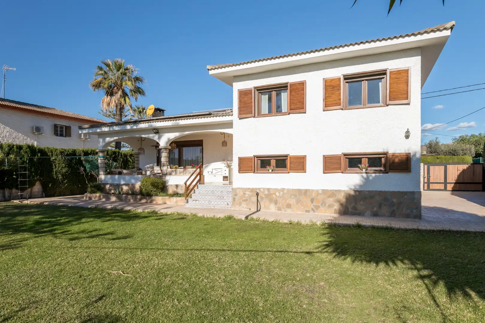 Vista exterior de Casa o xalet de lloguer en El Campello amb Aire condicionat, Calefacció i Jardí privat