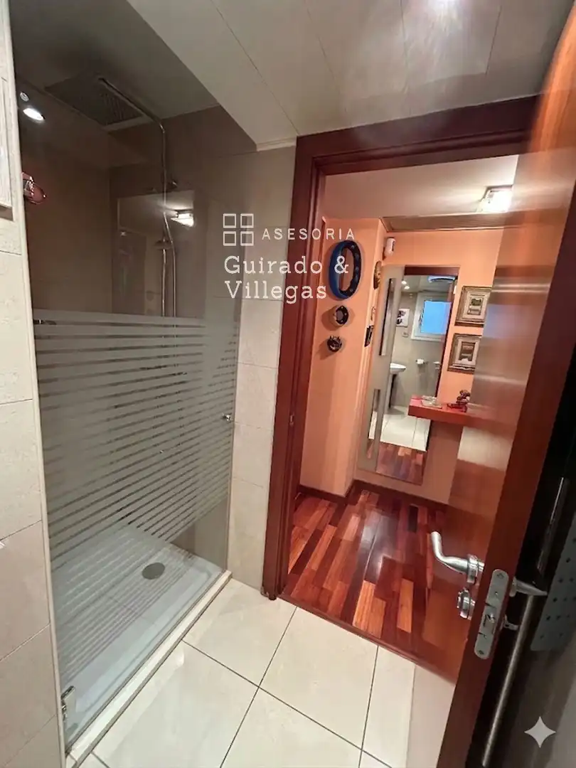 Badezimmer von Wohnung zum Verkauf in Barcelona mit Klimaanlage und Terrasse
