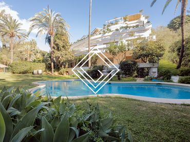 Pis amb piscina en venda a Milla de Oro