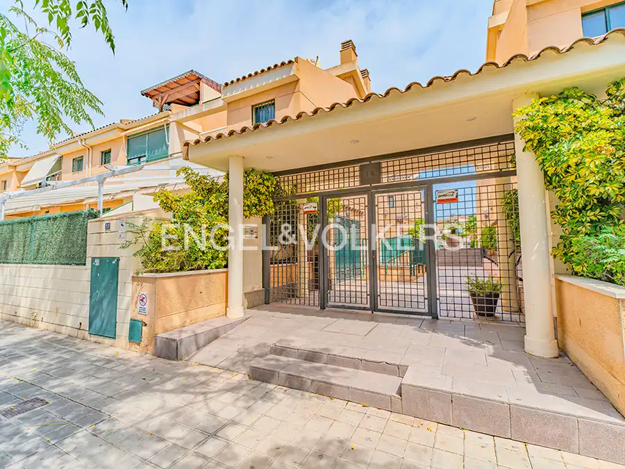 Vista exterior de Casa adosada en venda en Alicante / Alacant amb Aire condicionat, Calefacció i Terrassa