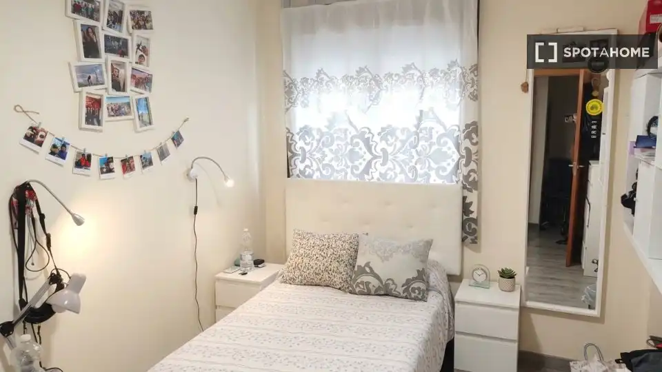 Habitación de Apartamento para compartir en Vélez-Málaga con Aire acondicionado, Terraza y Amueblado