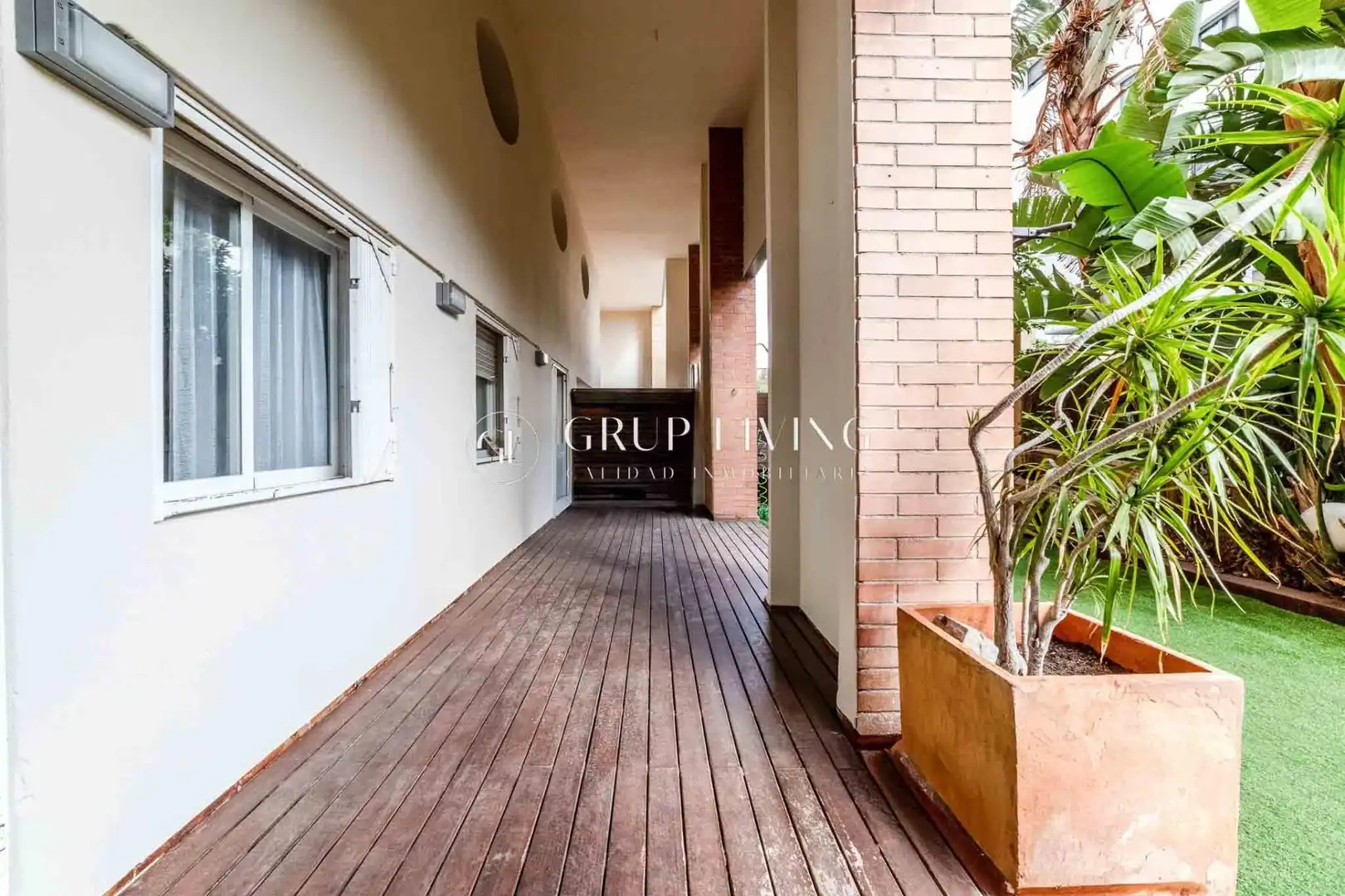Außenansicht von Wohnung zum Verkauf in Sitges mit Klimaanlage, Heizung und Privatgarten