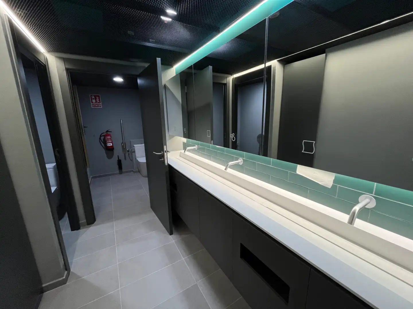 Baño de Oficina de alquiler en Barcelona con Aire acondicionado y Calefacción
