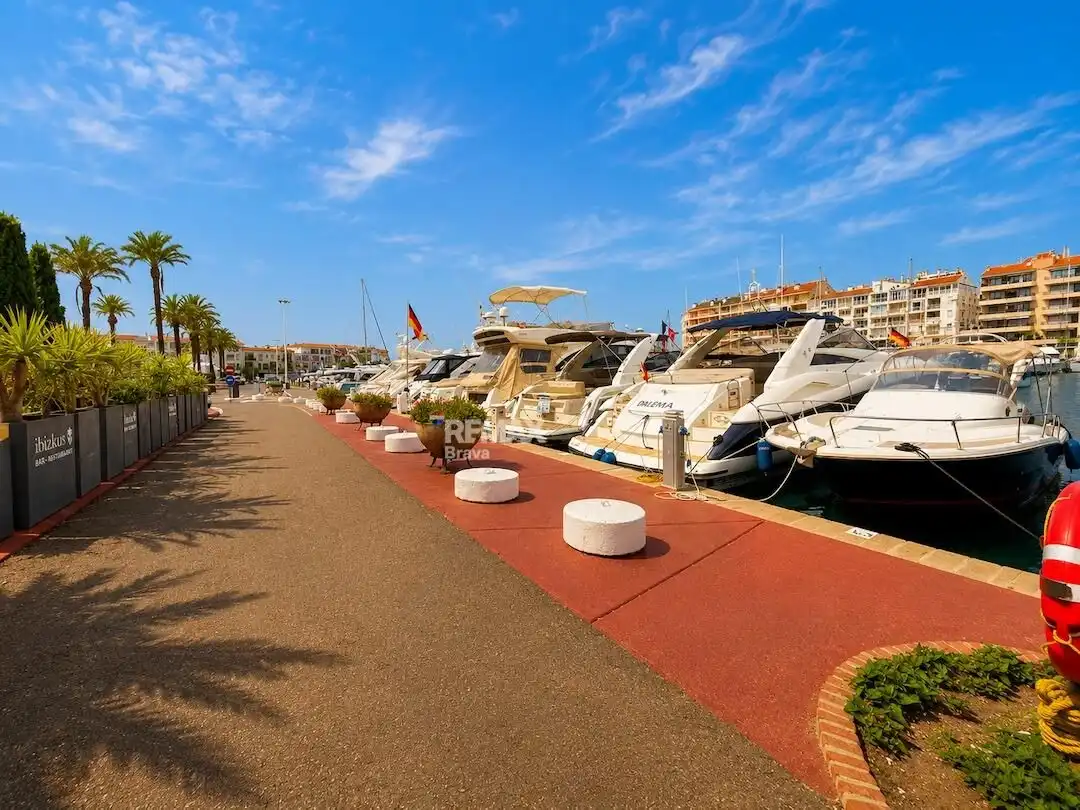 Parking de Piso en venta en Empuriabrava con Terraza y Balcón
