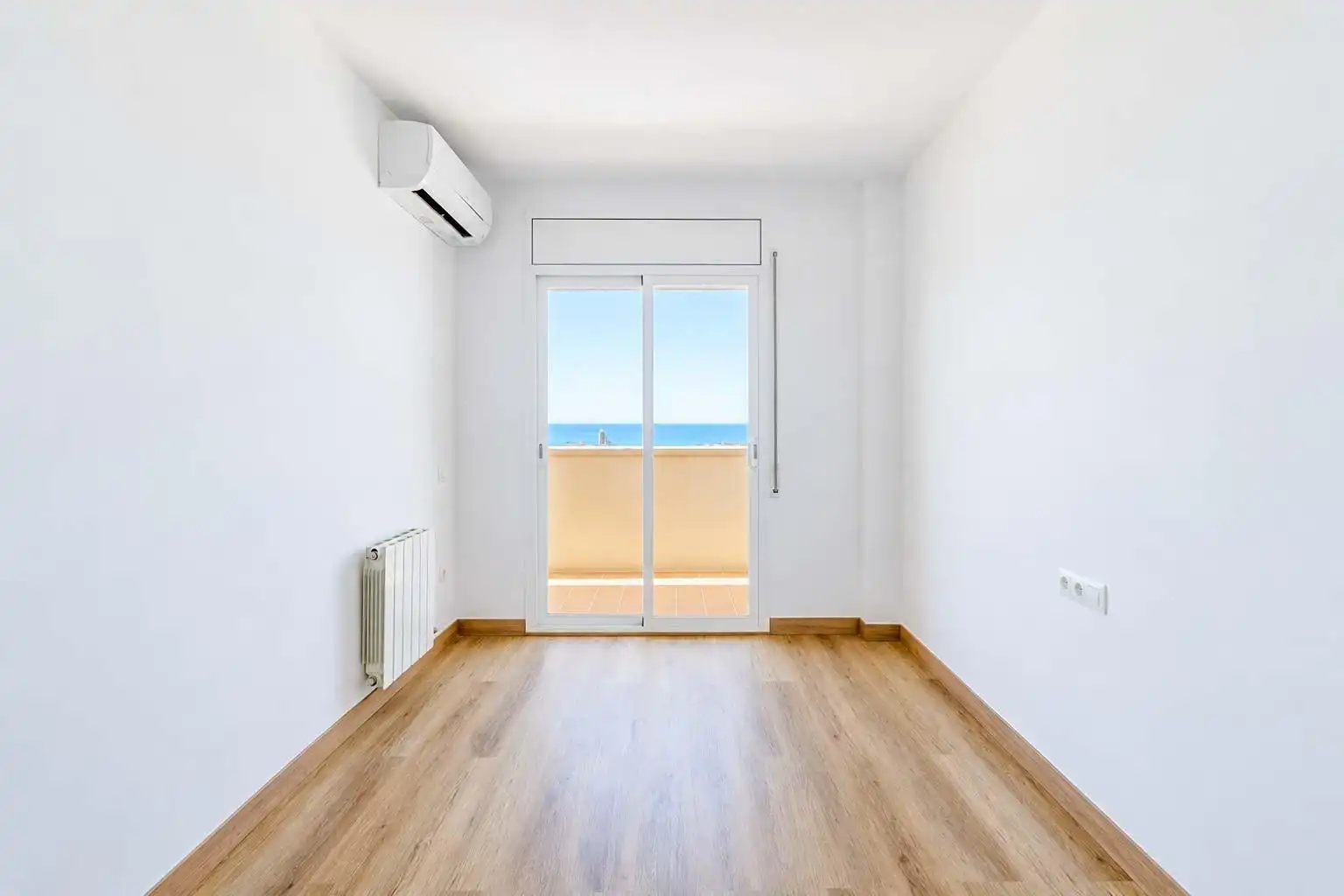 Bedroom of Flat for sale in Sitges  with Air Conditioner, Heating and Parquet flooring