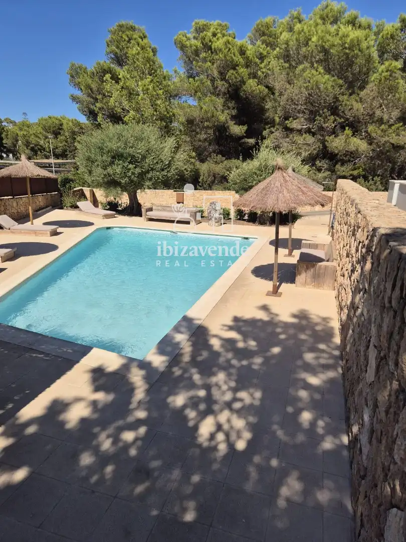 Vista exterior de Àtic de lloguer en Sant Josep de sa Talaia amb Aire condicionat, Terrassa i Piscina