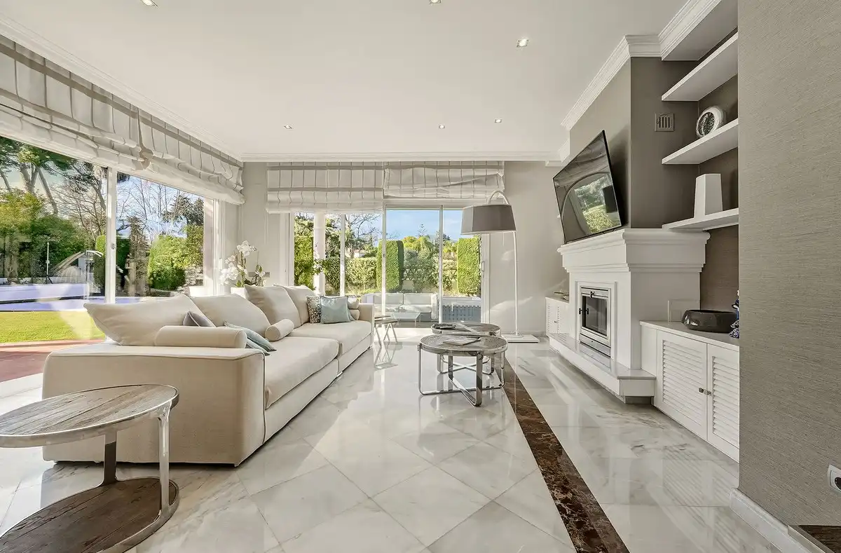 Sala d'estar de Casa adosada en venda en Marbella amb Aire condicionat, Terrassa i Traster