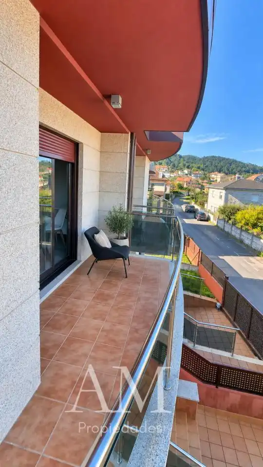 Terrassa de Casa adosada en venda en Cangas  amb Calefacció, Jardí privat i Terrassa
