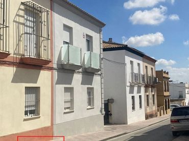 Casa con balcón en venta en Las Cabezas de San Juan